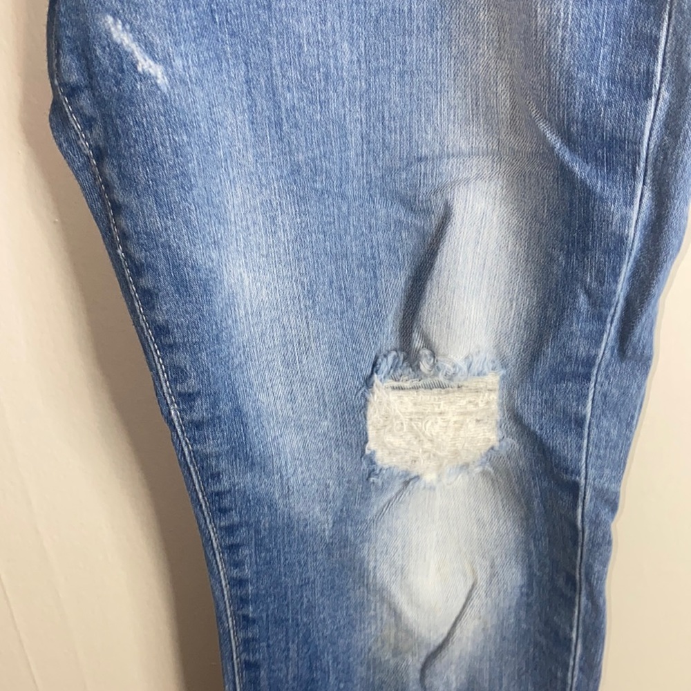 🛍️Adorable frayed blue jeans! - Picture 4 of 10